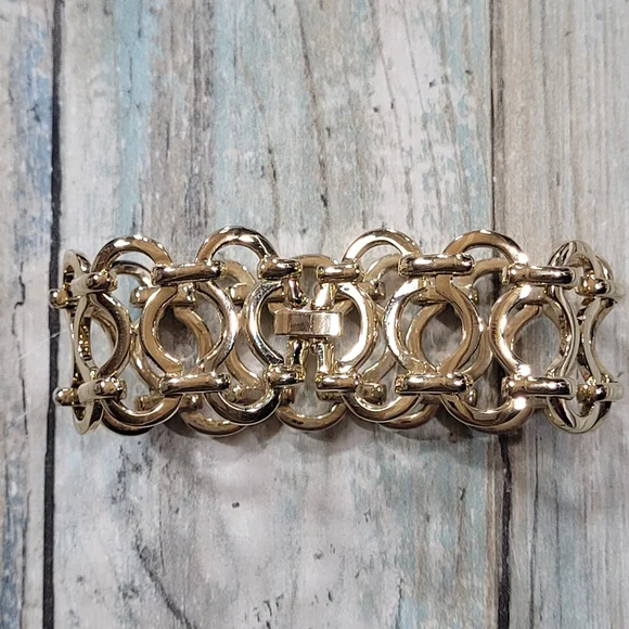 Elegant Gold Bracelet for Women - Picture 7 of 9